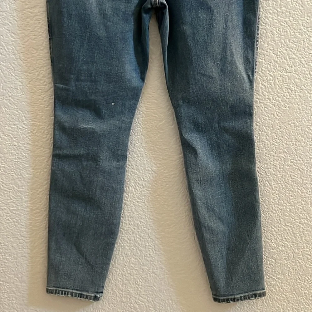 Good American Good Curve Skinny Crop Distressed Jeans - Picture 4 of 9